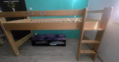 Dětská postel zvýšená