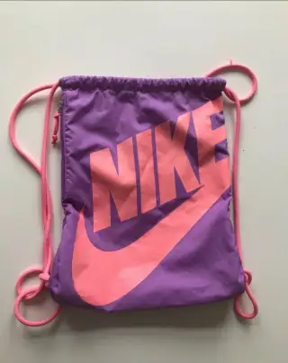 Fialový sportovní vak Nike