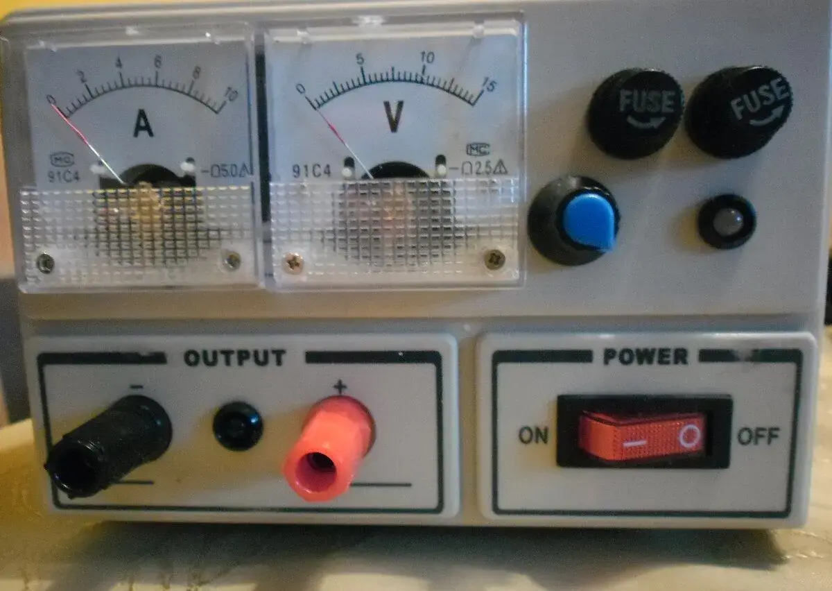 Zdroj k radiostanici,možnost nabíjení baterií