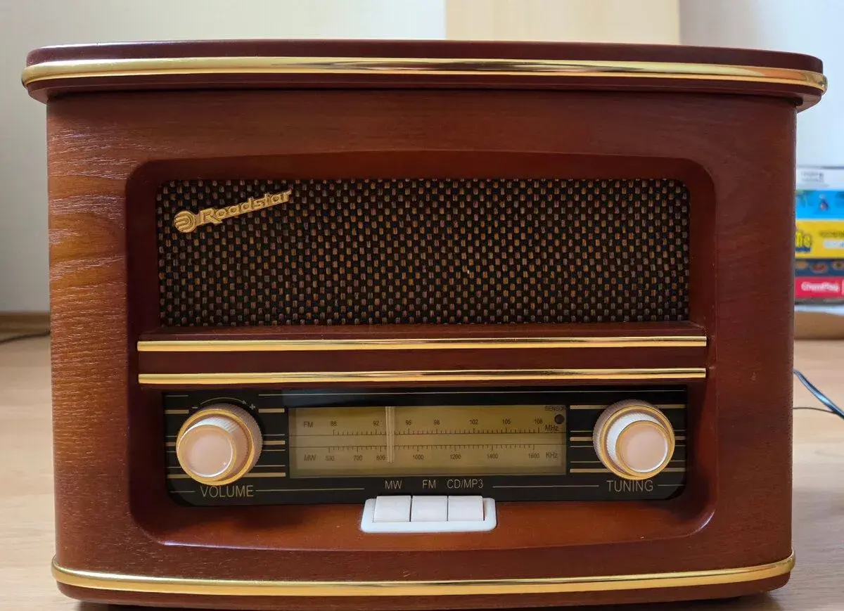Retro rádio Roadstar HRA-1500MP s CD a MP3