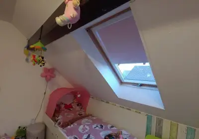 Růžová zatemňovací roleta na střešní okno