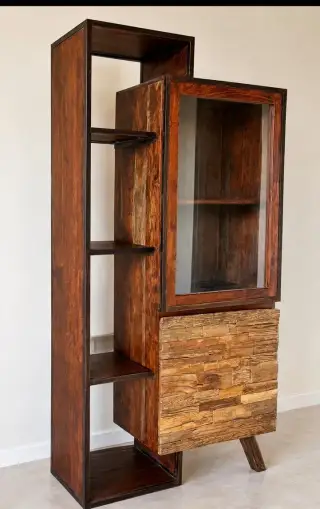 Designová dřevěná vitrína s prosklenou skříňkou