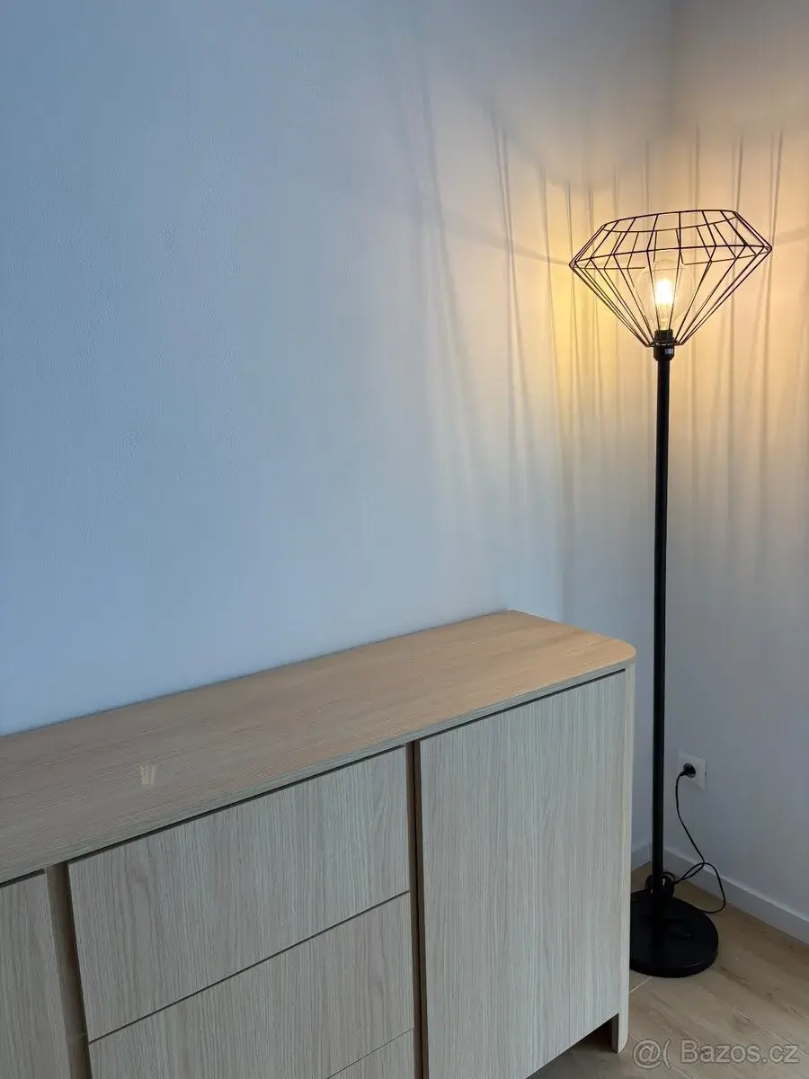 Stojací černá lampa