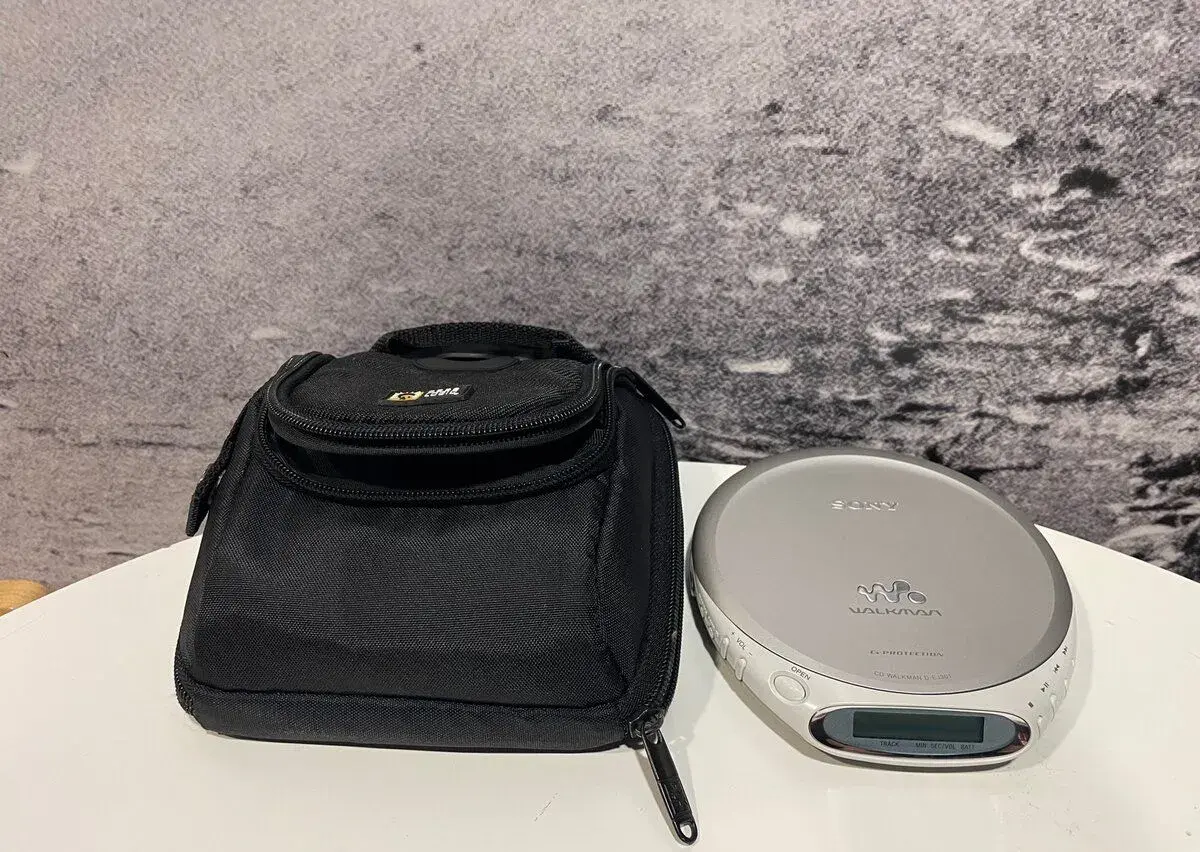 Sony CD Walkman D-EJ361 + obal na přehrávač a cd