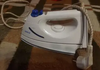 Žehlička Tesla 1200W