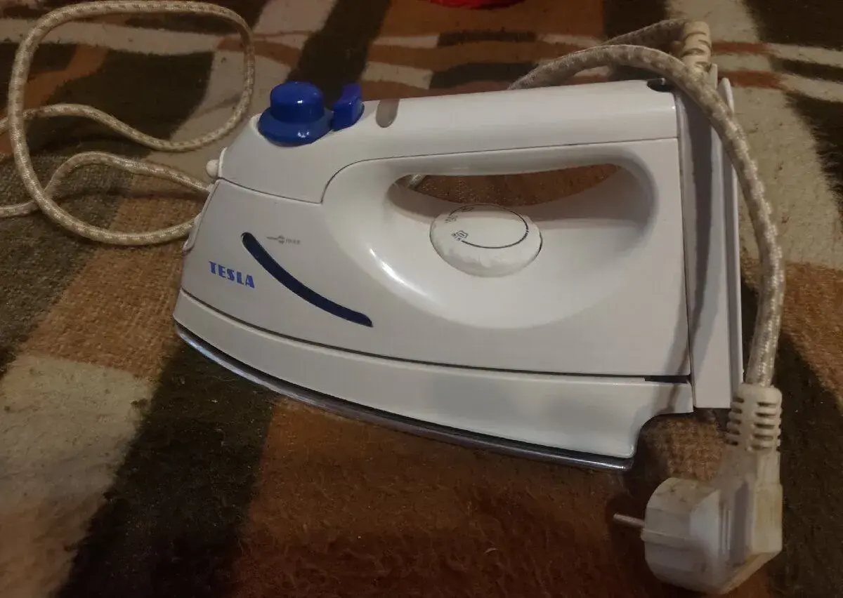 Žehlička Tesla 1200W