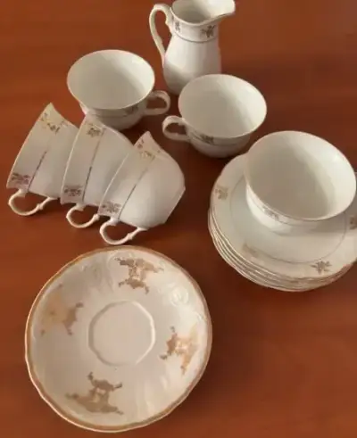 Porcelánová čajová souprava se zlatým dekorem