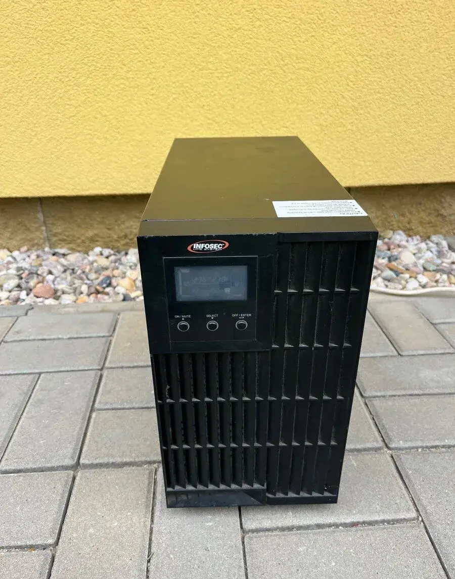 Záložní zdroj UPS - 3000VA - zánovní batere