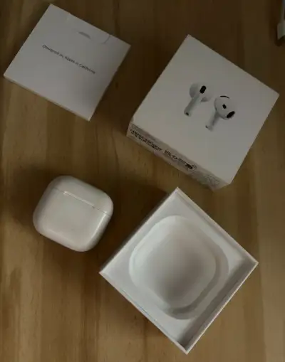 AirPods 4 (bez ANC), plný komplet, orig. krabička