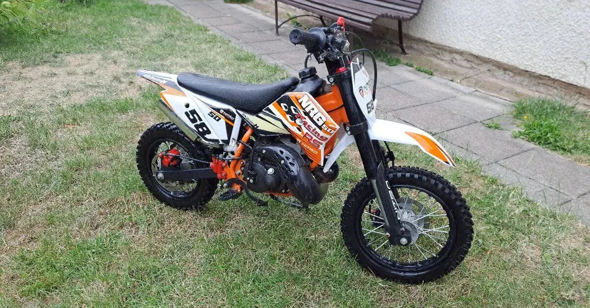Minicros NGR 50 9koní s helmou