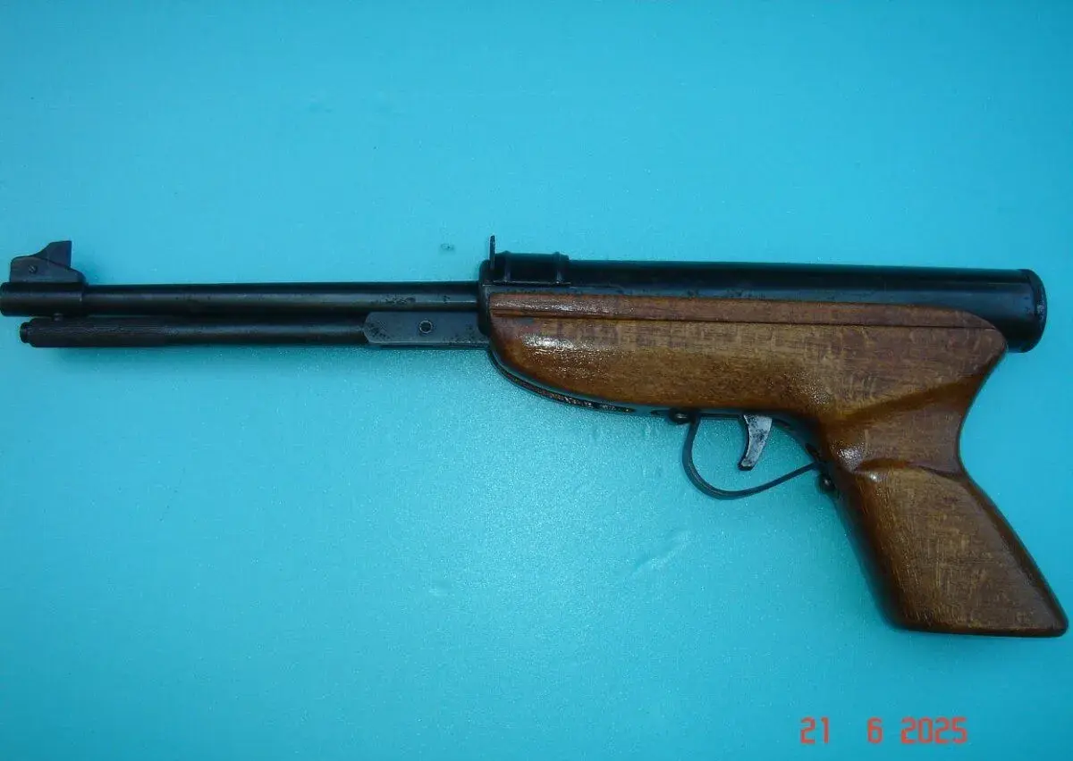 Vzduchovou pistoli Josefa Brunka model JBH 54 Hranice