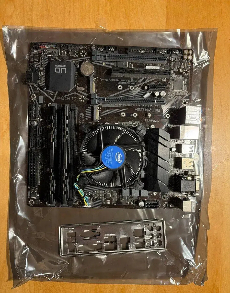 PC set: Gigabyte B460M + Intel i3-10100 + 16GB RAM DDR4