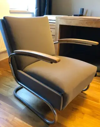 Vintage trubkové křeslo – šedé čalounění, dřevěné područky
