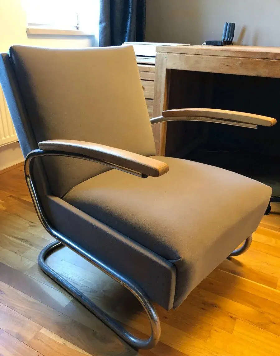 Vintage trubkové křeslo – šedé čalounění, dřevěné područky