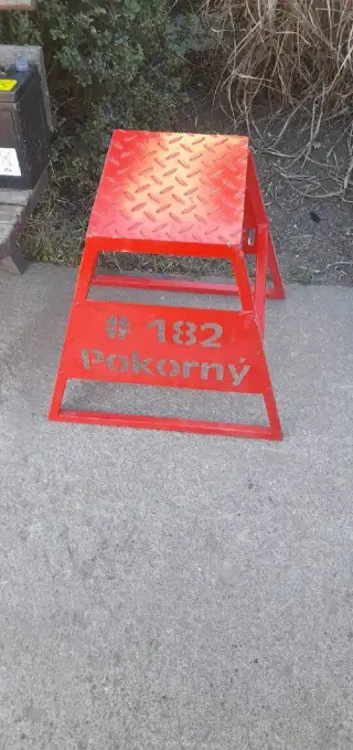 Stojan na motokros.