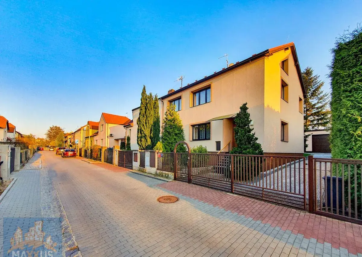Pronájem prostorného rodinného domu 7+kk (570 m2), Praha 6 -