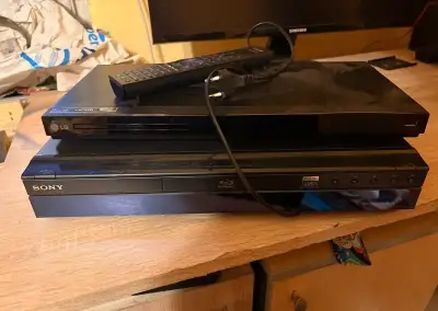 Blu-ray přehrávač Sony a DVD LG s dálkovým ovladačem