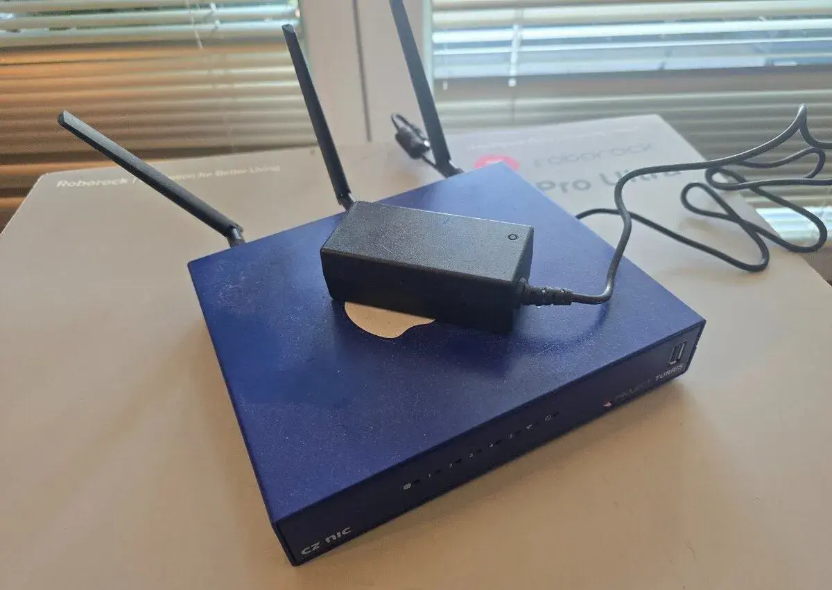 Síťové prvky – TP-Link RE650, switch, Turris 1.1, ZTE modem
