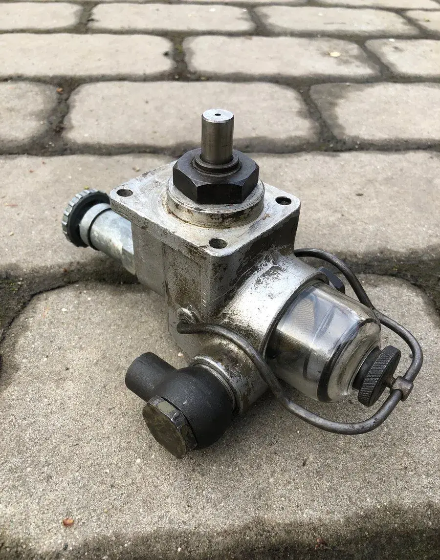 Podavací čerpadlo Tatra 813