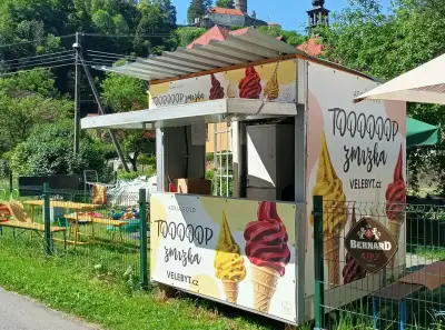 Prodejní stánek + zmrzlinový stroj + lednice