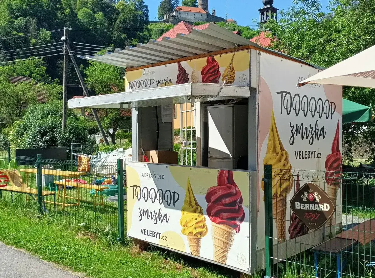 Prodejní stánek + zmrzlinový stroj + lednice