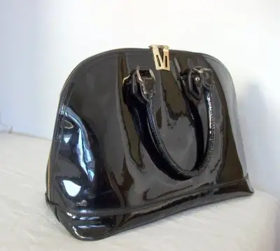 Stylová lakovaná KABELKA do ruky
