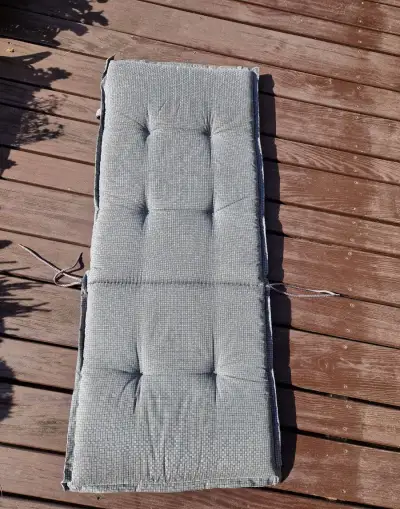 Krásné prakticky nové sedáky na židle