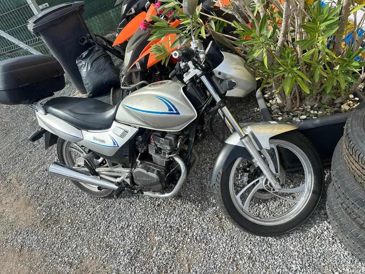 Yuki 125 ccm dvouválec na náhradní díly BEZ TP A SPZ