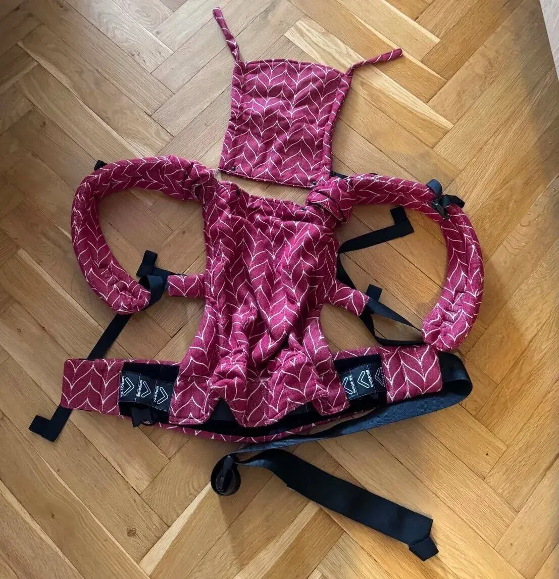 NOSÍTKO KAVKA MULTI-AGE 2024 BURGUNDY BRAID