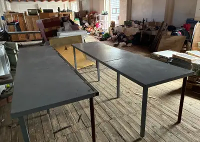 Plechové stoly 2 ks vel. 300 x 77 cm výška 78 cm