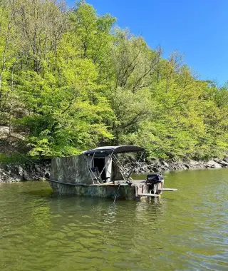 Rybářská laminátová loď 5.0x1.8m. Nová STK na 3 roky
