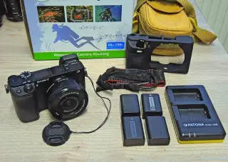 Sony A 6300 s příslušenstvím + podvodní pouzdro