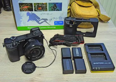 Sony A 6300 s příslušenstvím + podvodní pouzdro