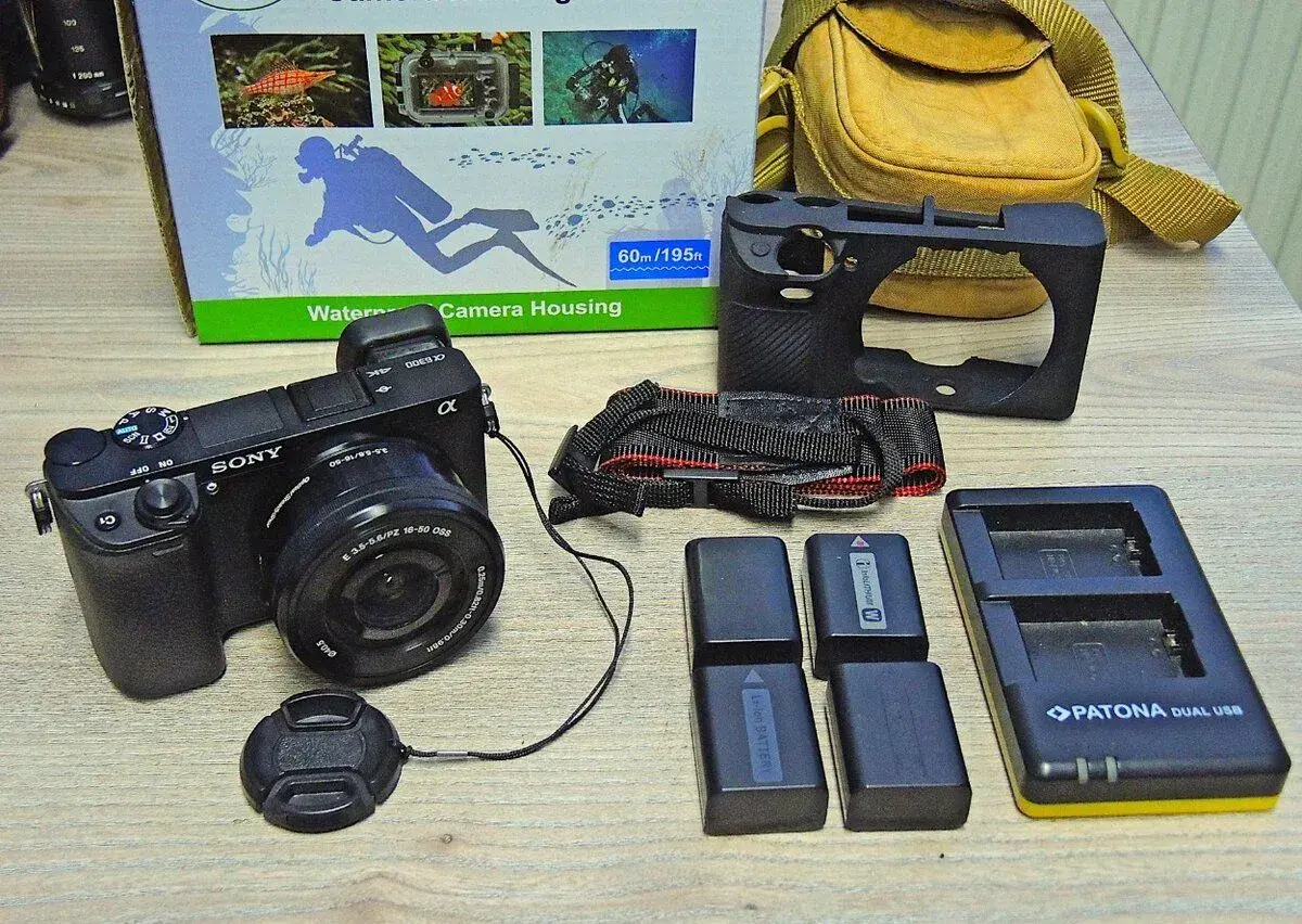 Sony A 6300 s příslušenstvím + podvodní pouzdro