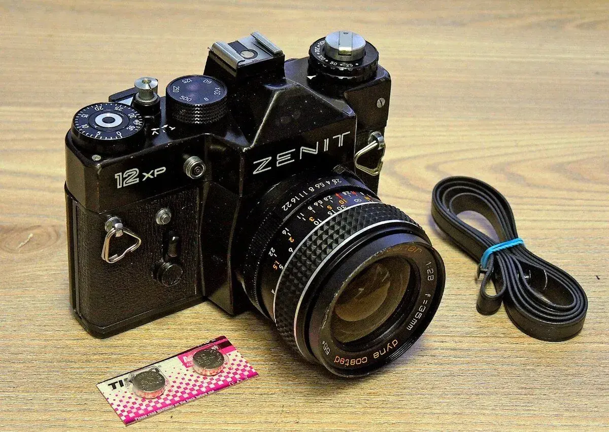 Zenit 12 xp + šíro 2.8/35 mm