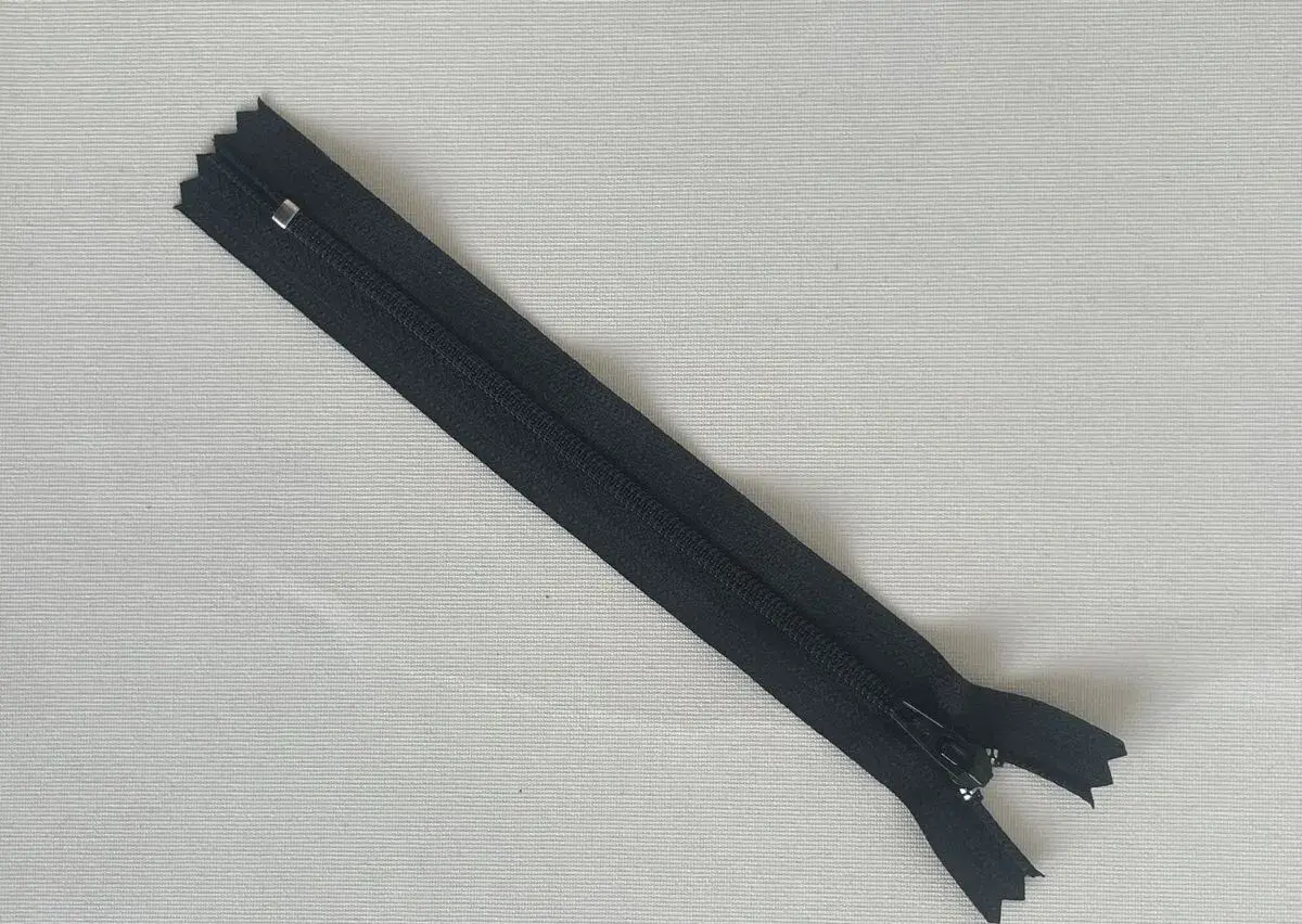 Skrytý zip YKK, 16 cm, černý, 5 ks