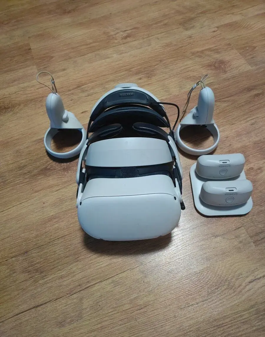 Oculus quest 2 128 gb + Bobovr headstrap s 2 bateriemi
