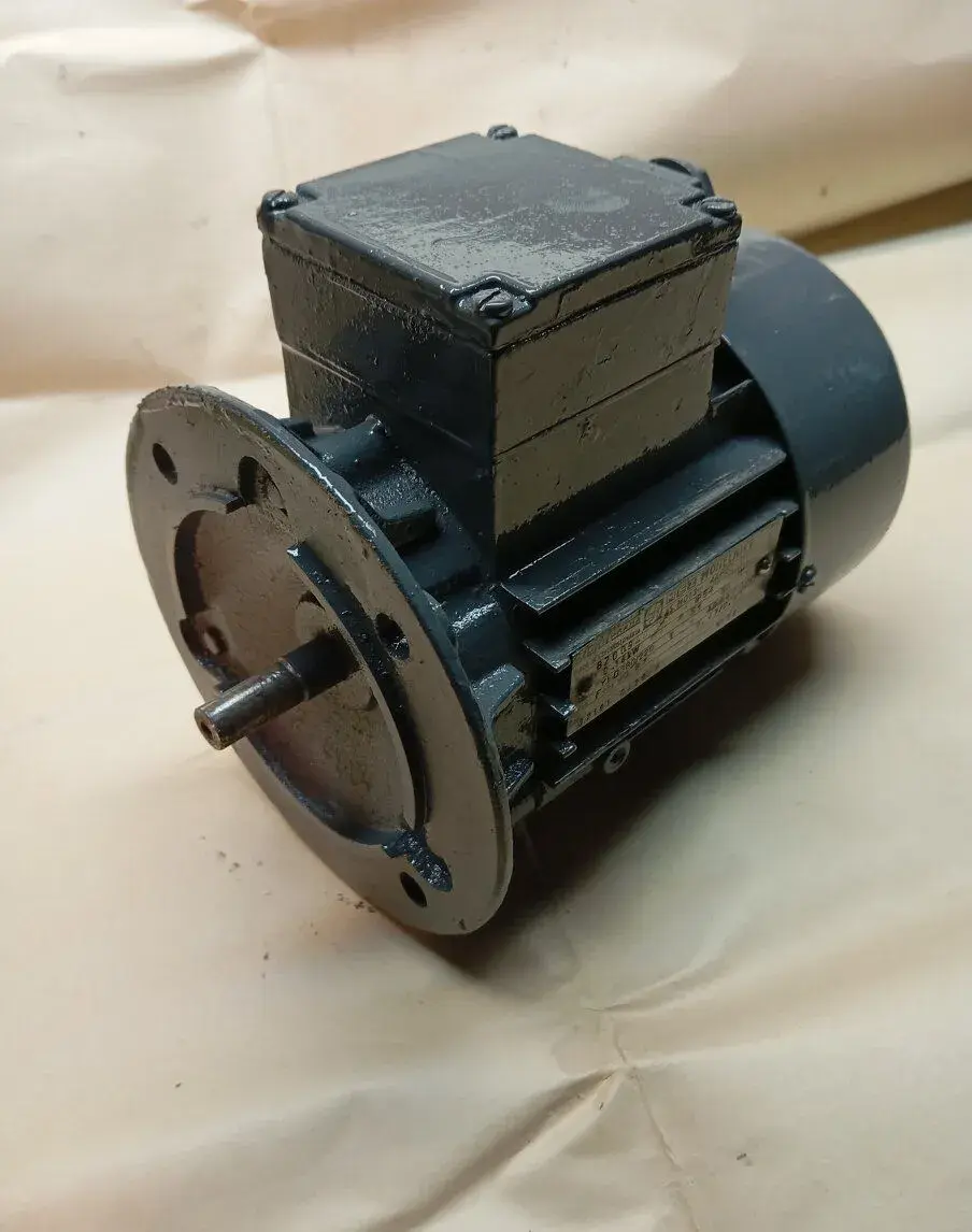 Motor přírubový.