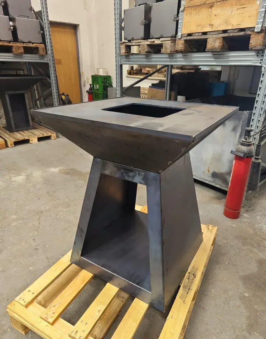 Gril s deskou 750 × 750 mm, výška varné plotny 900 mm