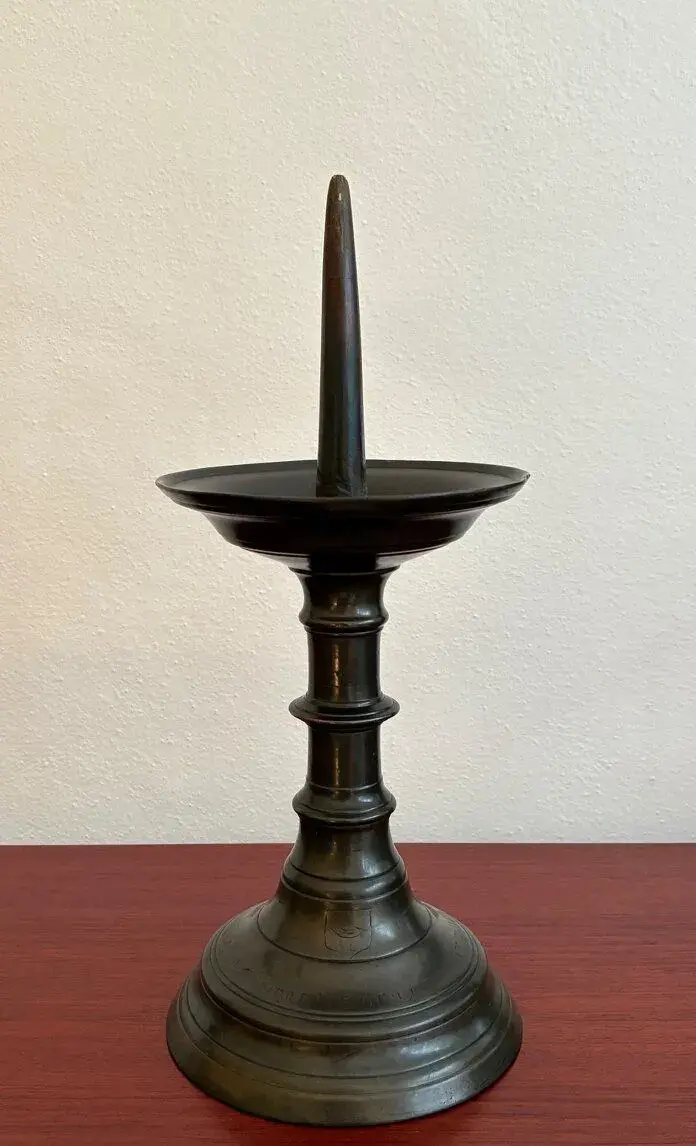 Vlámský gotický bronzový svícen s datací věnování r.1597