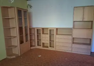 Obývací stěna, televizní stolek a psací stůl součástí