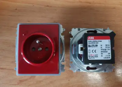 ABB Element zásuvka s přepěťovou ochranou , barva karmínová