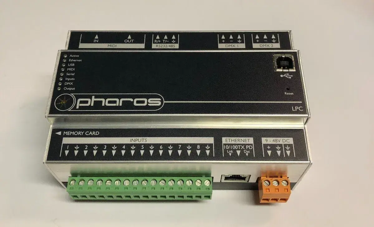 Pharos LPC 4 Lighting Playback Controller, 4 univerza