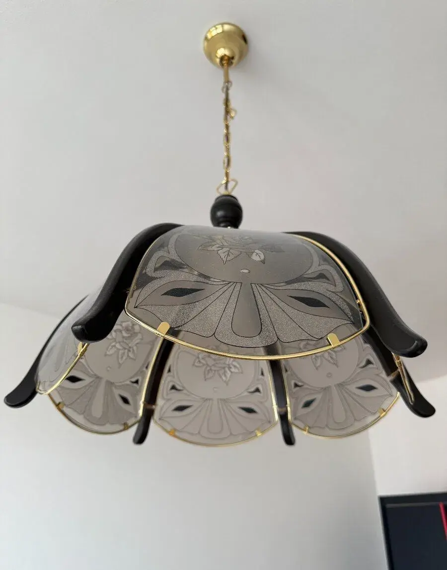 Elegantní závěsný lustr s matným sklem a dřevěnými prvky