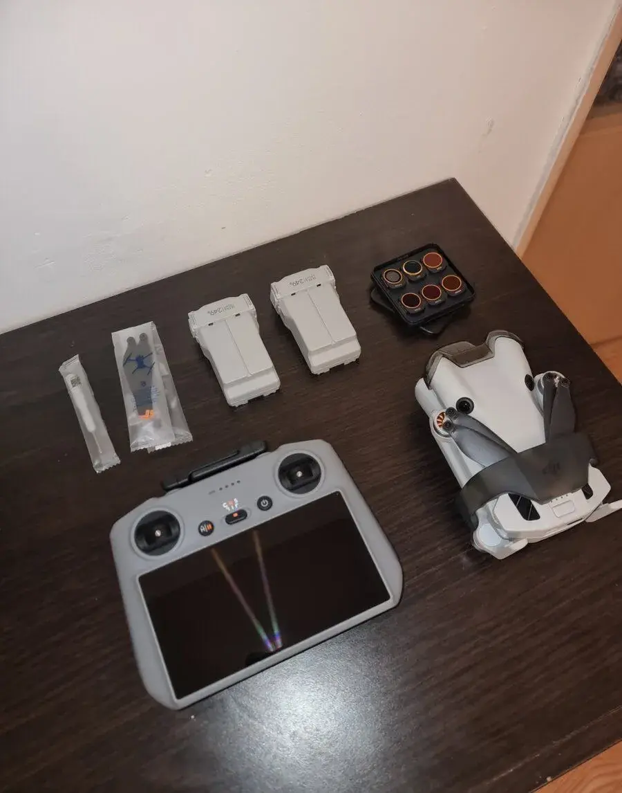 DJI Mini 4 Pro + RC 2 (s displejem) + 3 baterie + příslušens