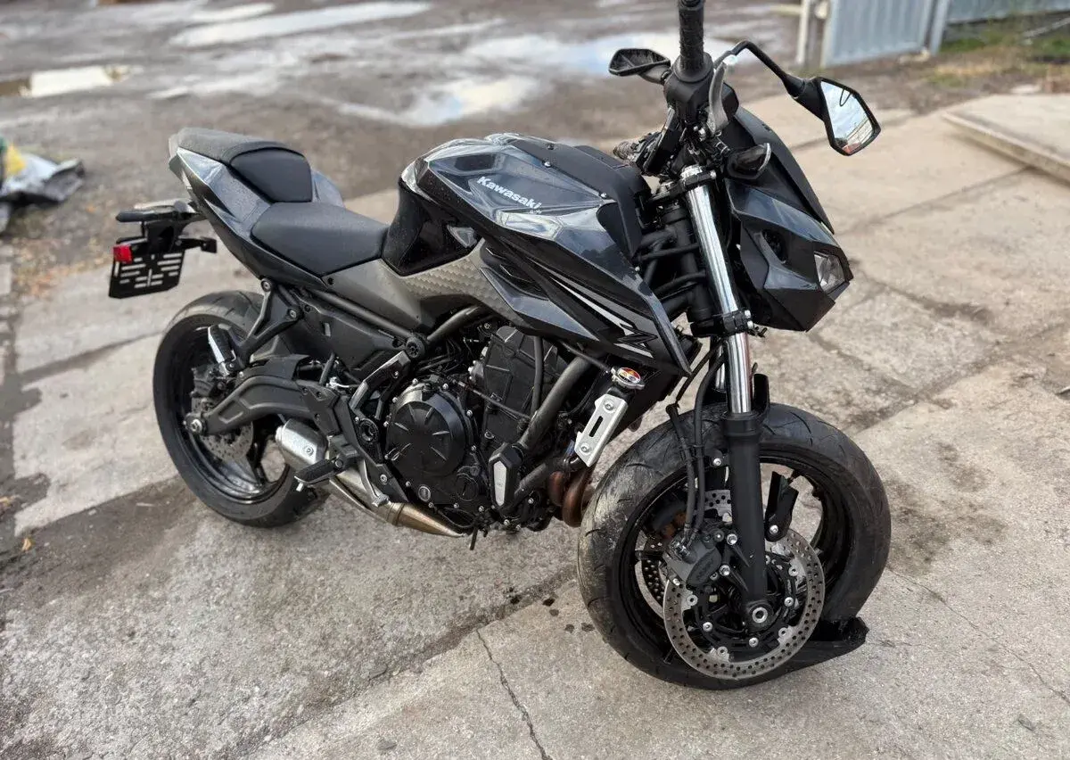 Kawasaki Z650 50kw rv:2026/5 2x klice. havarované