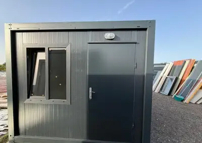 Skladová buňka 3×3 m antracit – vrátnice, sklad, zázemí firm