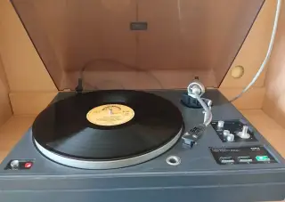 Gramofon Tesla MC 400 se stroboskopem