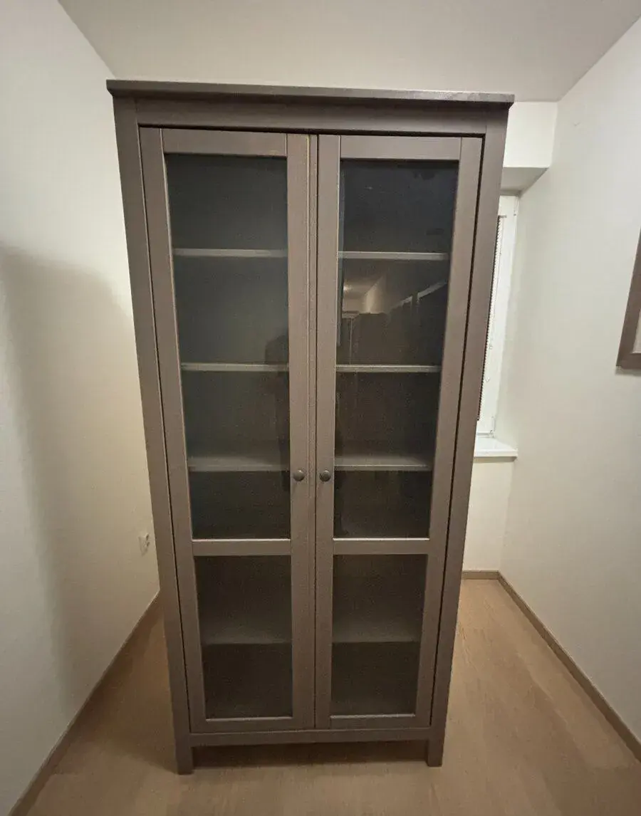 IKEA HEMNES – 2× prosklená vitrína + pracovní stůl