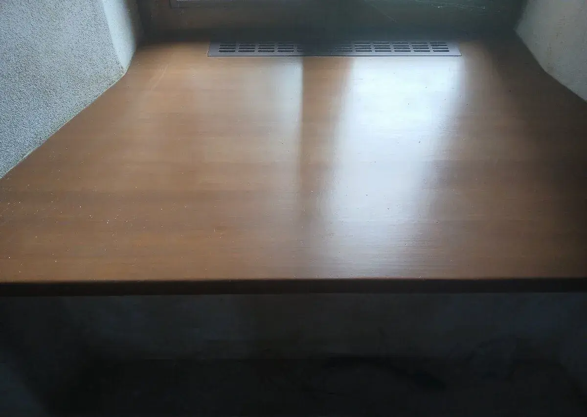 K prodeji nové, nikdy nepoužité dřevěné okenní parap